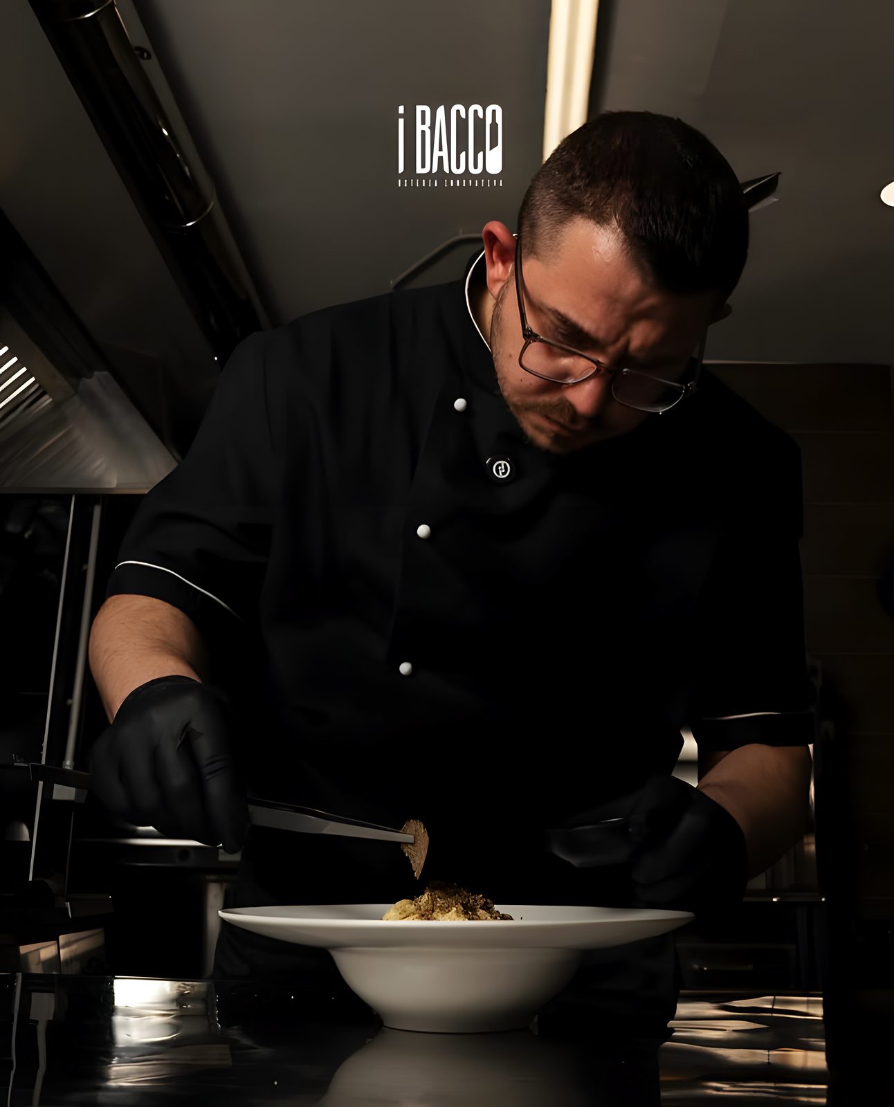 Lo chef grattugia tartufo nero sui tagliolini