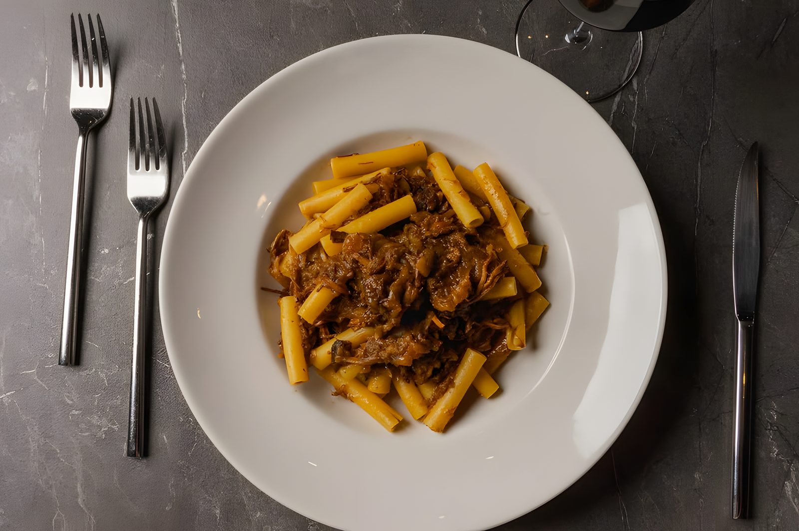 Ziti alla genovese di manzo