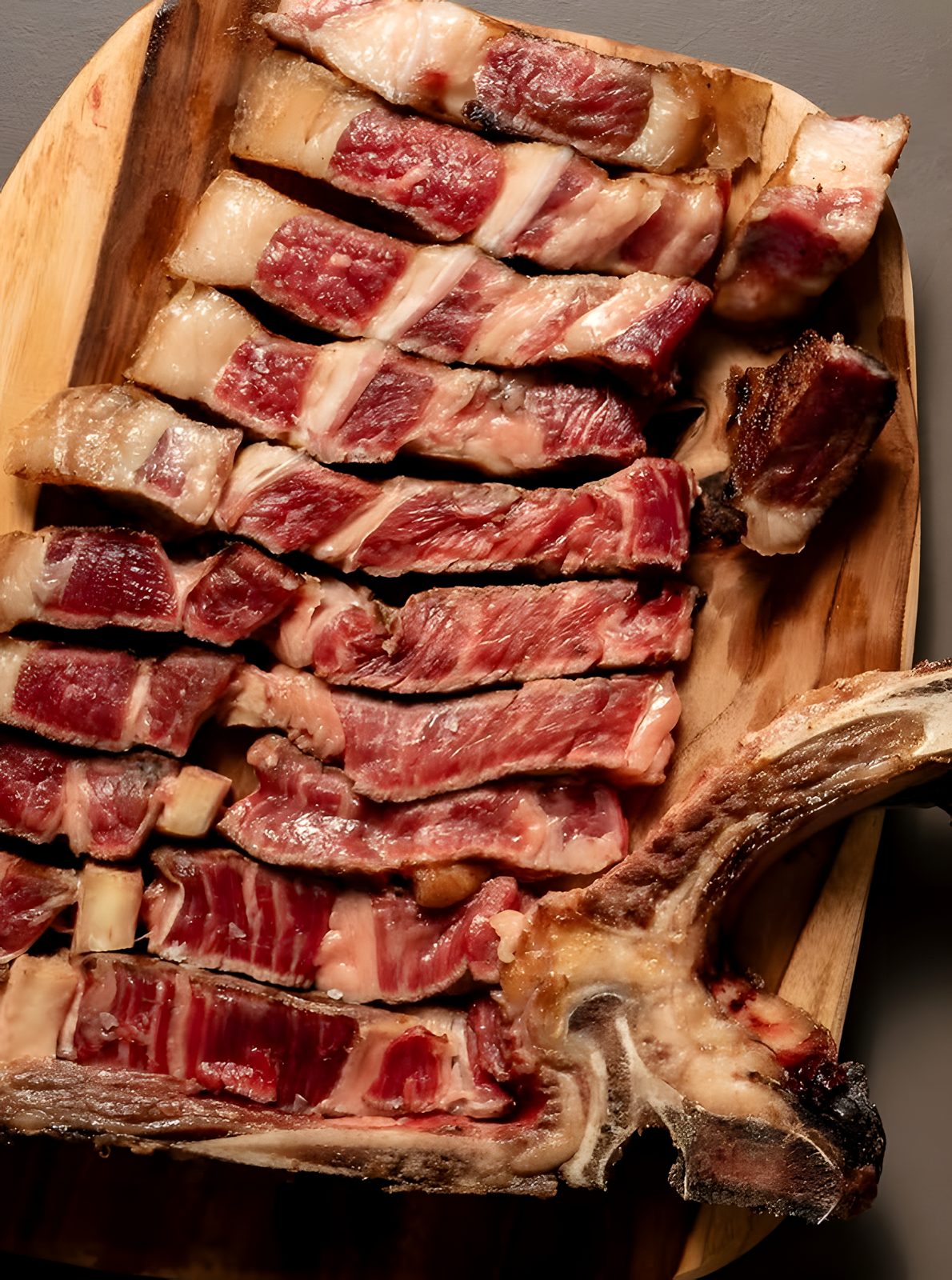 Costata frollata tagliata a fette su tagliere di legno