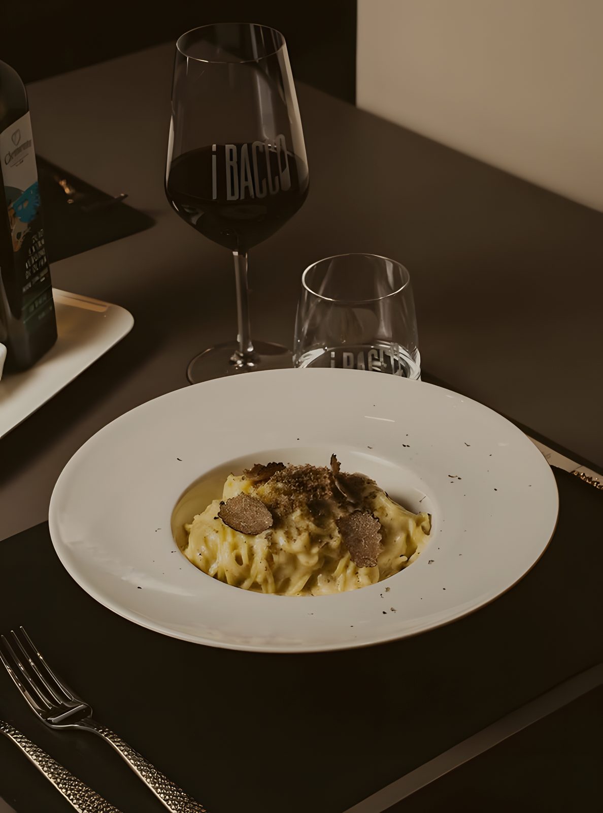 Tagliolini al burro con tartufo nero e calice iBacco
